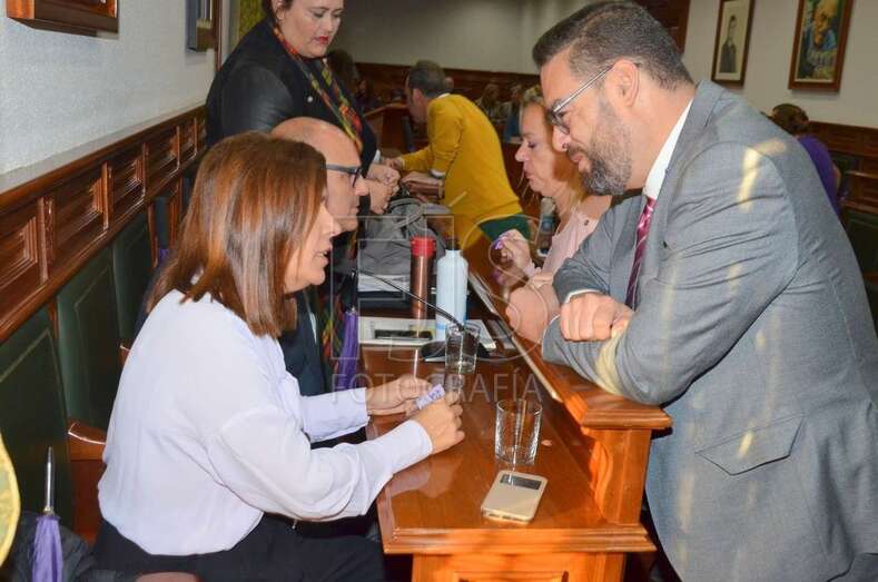 El concejal de Servicios Sociales, Diego Ojeda, charla con la vicealcaldesa Carmen Hernández, en una imagen de archivo de un Pleno de este mandato (Foto TA)